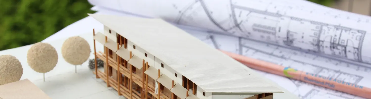 Abbild eines Modellhauses eines Architekten und Plänen
