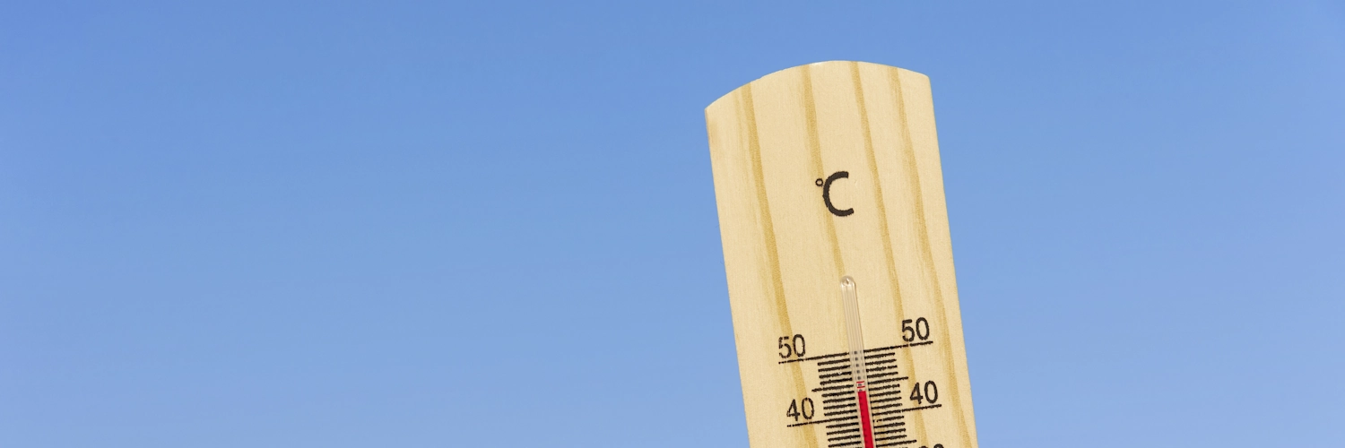 Ein Thermometer ist zu sehen, die Temperatur zeigt über 40 Grad an. Im Hintergrund ist  der Himmel zu sehen.