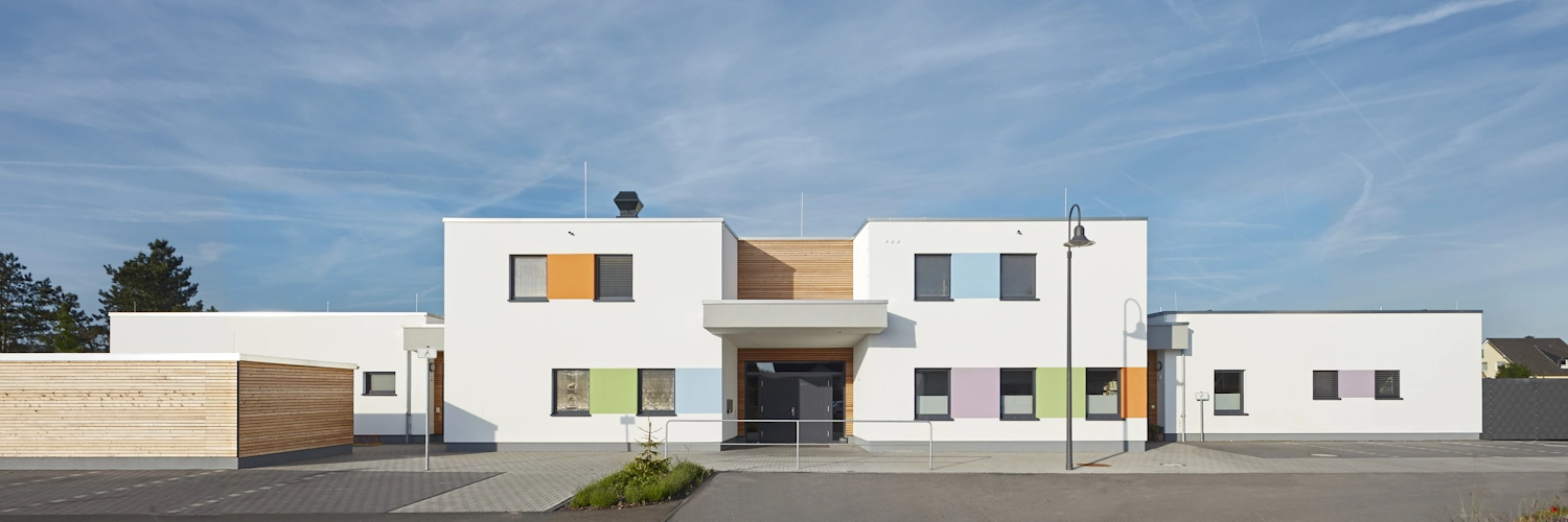 Blick auf die katholische integrative Kita St Peter in Wittlich, die mit Holz gebaut wurde.