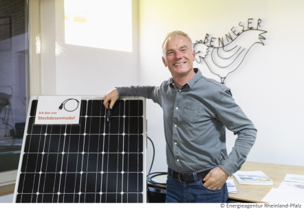 Klimaschutzpate Ulrich Wolski aus Bennhausen mit PV-Balkonmodul