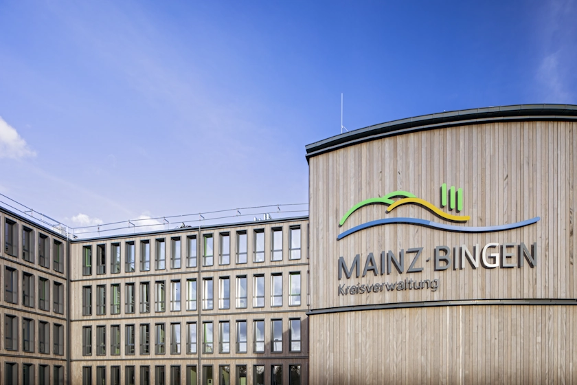 Blick auf das Dienstgebäude der Kreisverwaltung Mainz-Bingen in Holzhybridbauweise.