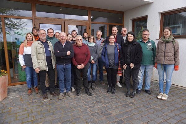 Das Foto zeigt die Teilnehmerinnen und Teilnehmer des E-Lotsen-Workshops