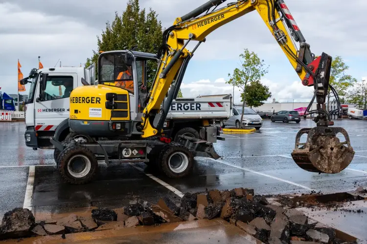 Errichtung Ladesäule-Vorbereitung Asphalt