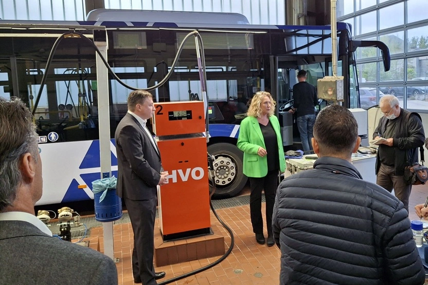 Das Foto zeigt eine Gruppe vor HVO-Bus in einer Werkstatt