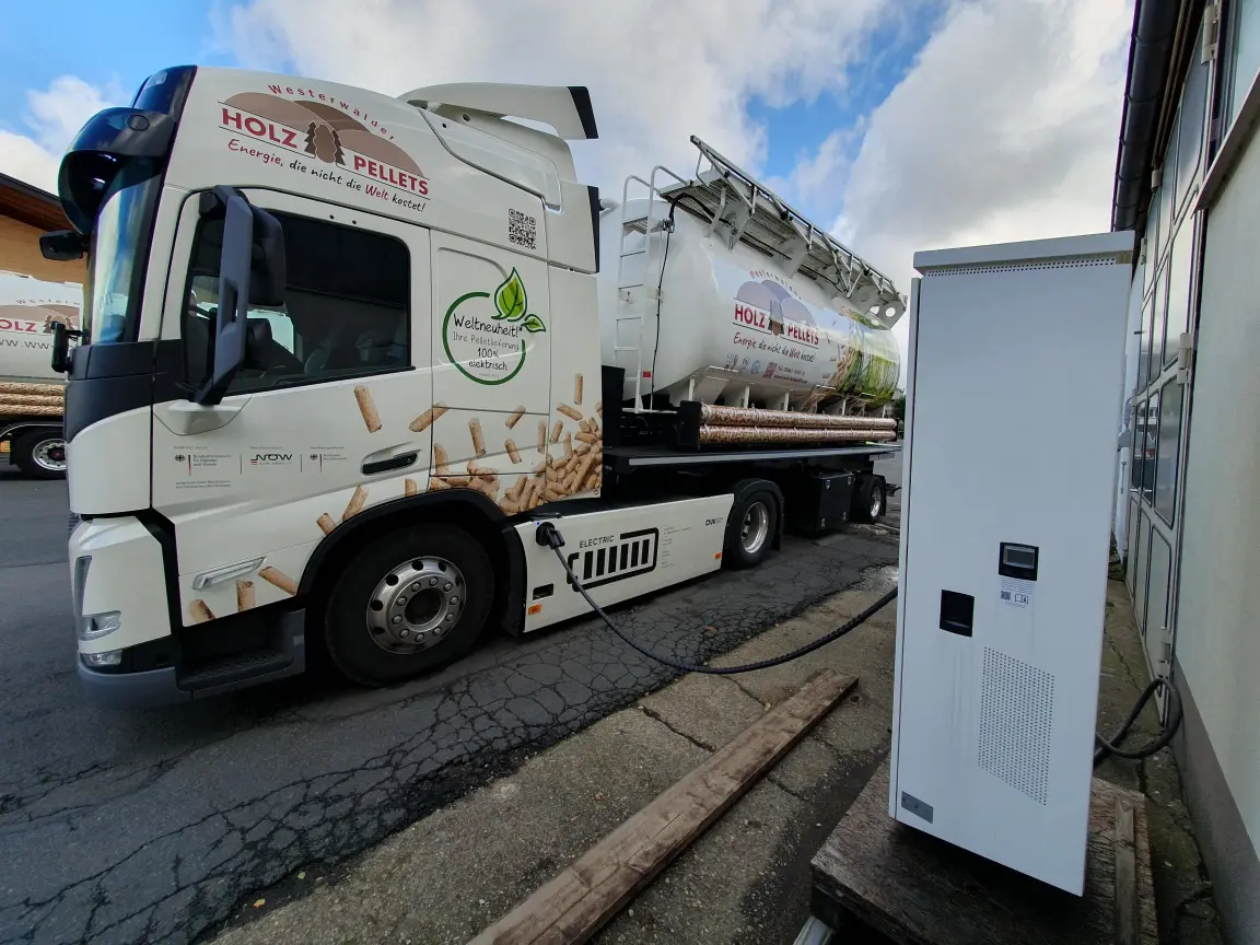 E-LKW mit Pelletsilo-Auflieger an DC-Ladestation